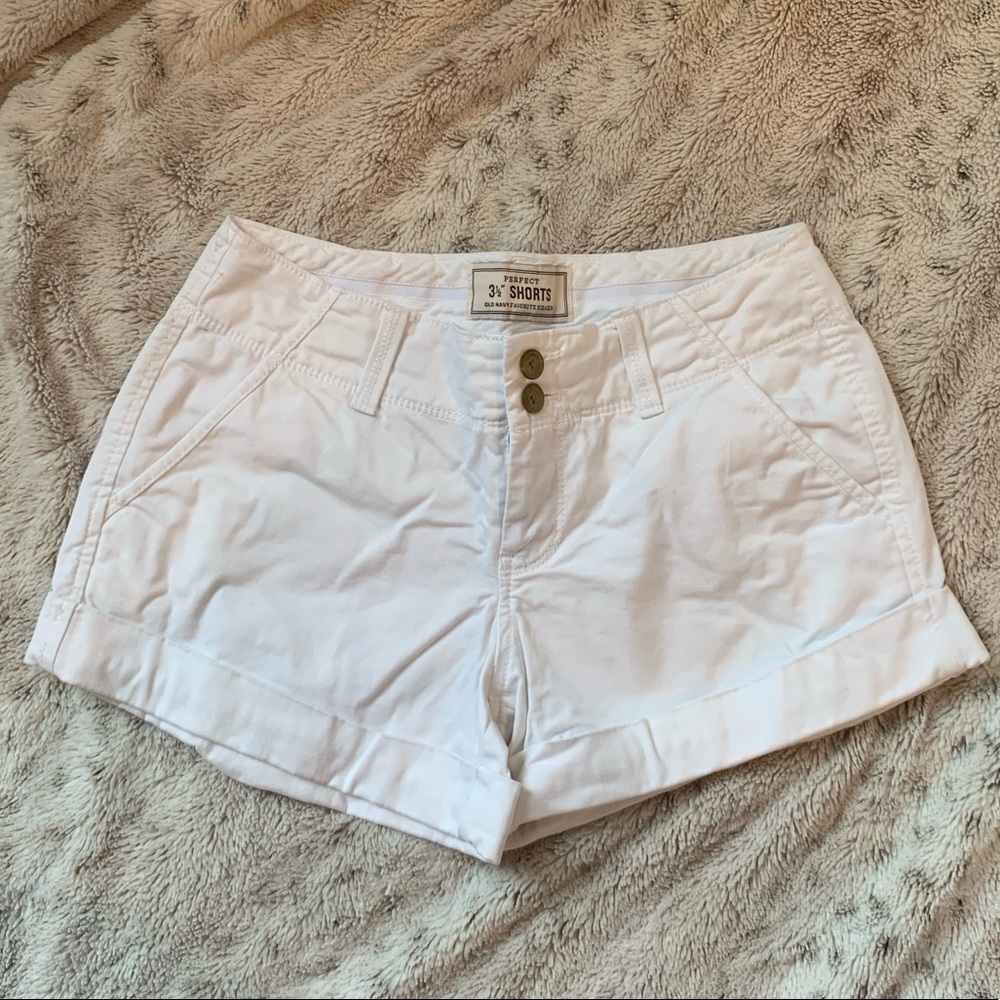 Old Navy perfect 3 1/2” khaki shorts